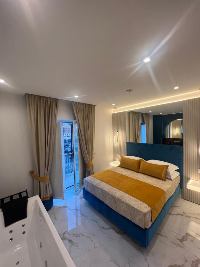 Zimmer mit Kingsize-Bett und Whirlpool